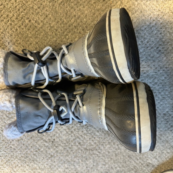 Youth Sorel snow boots like new size 2 - Picture 2 of 4